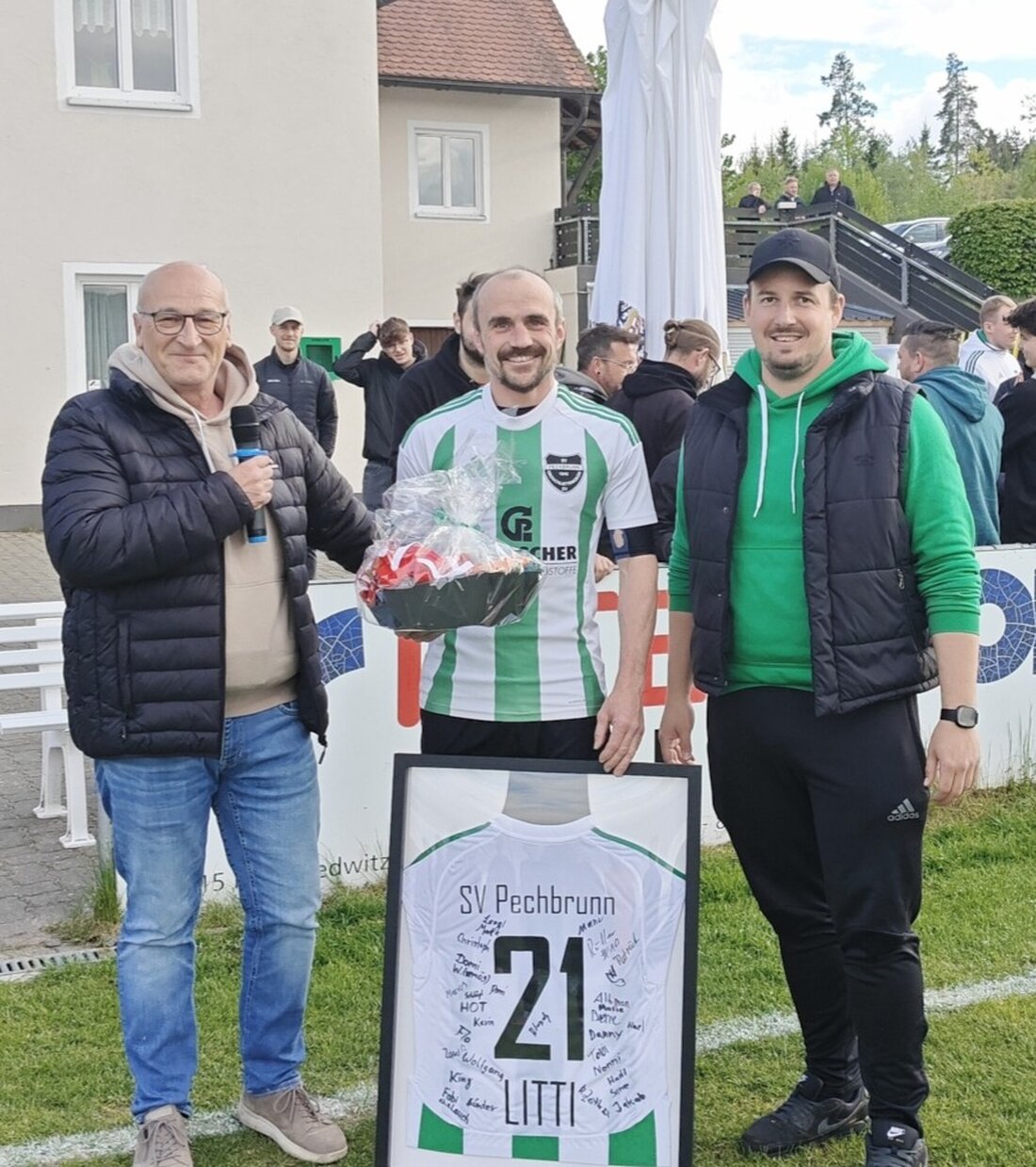 Pechbrunn. Vor dem letzten Heimspiel verabschiedete der SV Pechbrunn Christian „Litti“ Neumann mit großem Dank. Seit dem Winter 2020 formte er das Team und führte es nach 35 Jahren zum Aufstieg.