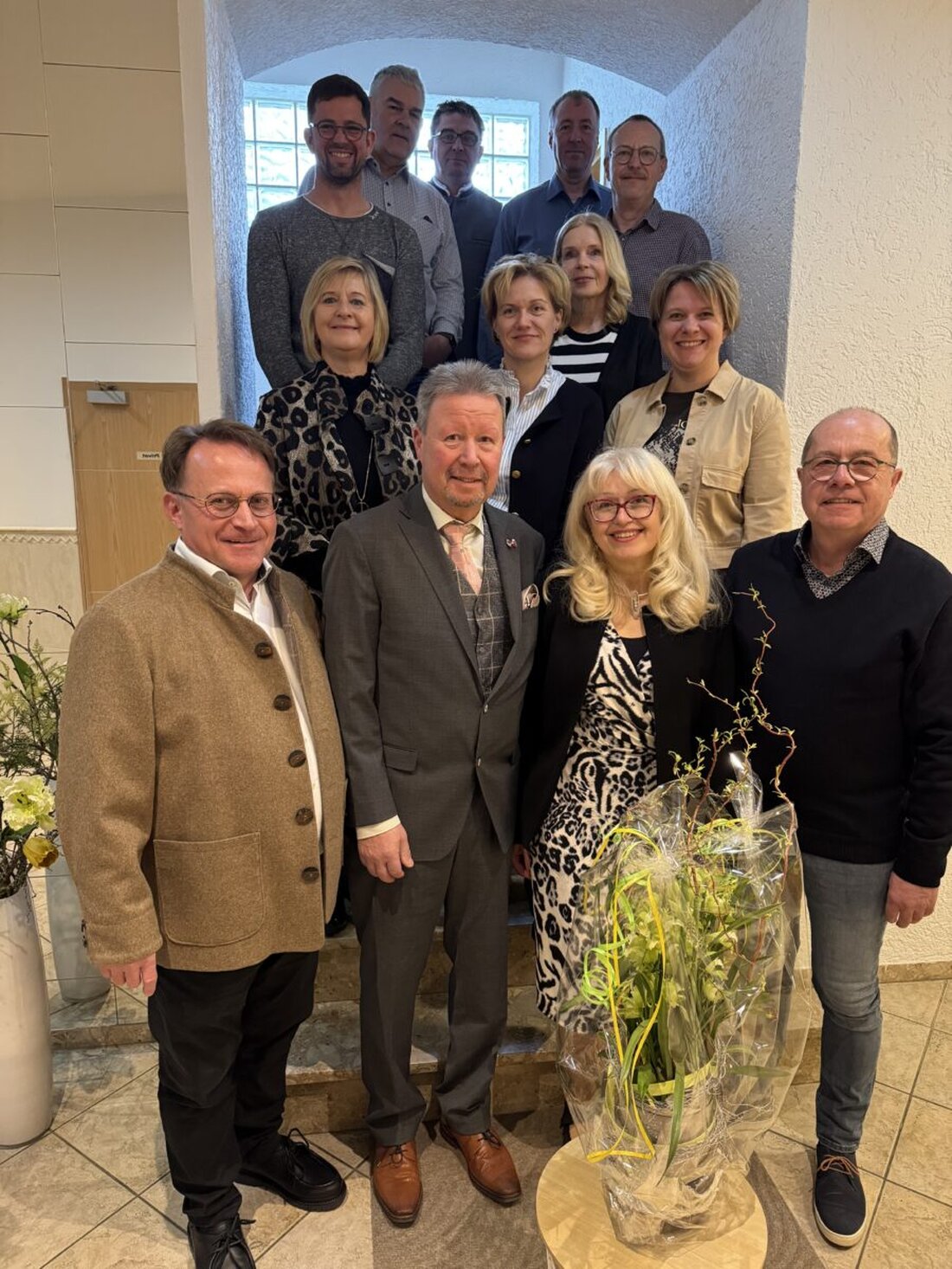 Vohenstrauß. Nach fast vier Jahrzehnten im Dienst verabschiedet die Pfarrei ihre Pfarrsekretärin Gisela Lang in den Ruhestand. Pfarrer Alexander Hösl und Kirchenpfleger Werner Hanauer danken für Treue, Einsatz und ihr Wirken als Lektorin.