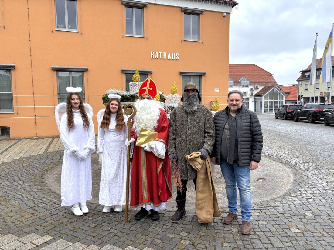 Teublitz. Beim Weihnachtsmarkt nahm Konrad Lell nach fast 30 Jahren als Heiliger Nikolaus Abschied. Bürgermeister Thomas Beer dankte mit einem Geschenkkorb – Lell begeisterte seit Mitte der 90er unzählige Kinder.
