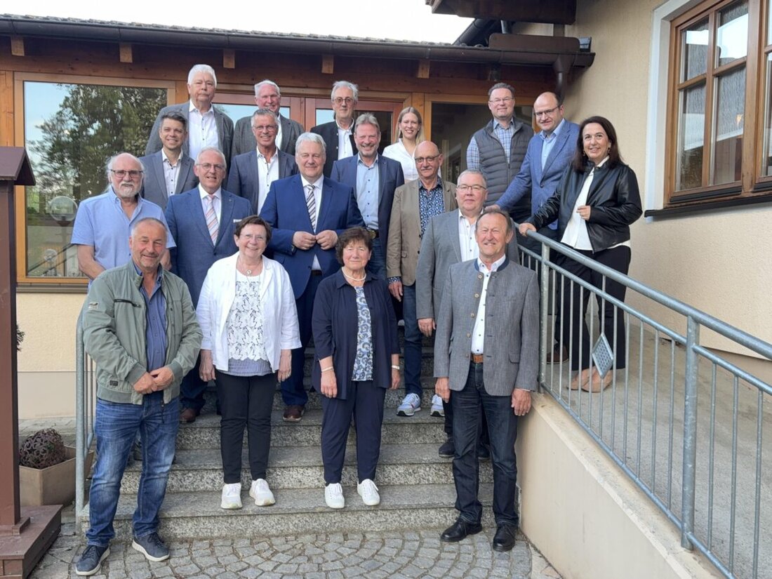 Landkreis Amberg-Sulzbach. 24 neue Gesichter weist der aktuelle Kreistag Amberg-Sulzbach auf, dementsprechend sind zwei Dutzend bisherige Kreisräte nicht mehr vertreten. Landrat Richard Reisinger verabschiedete sie gebührend mit einem Ehrenabend im Gasthof Kopf in Altmannshof,