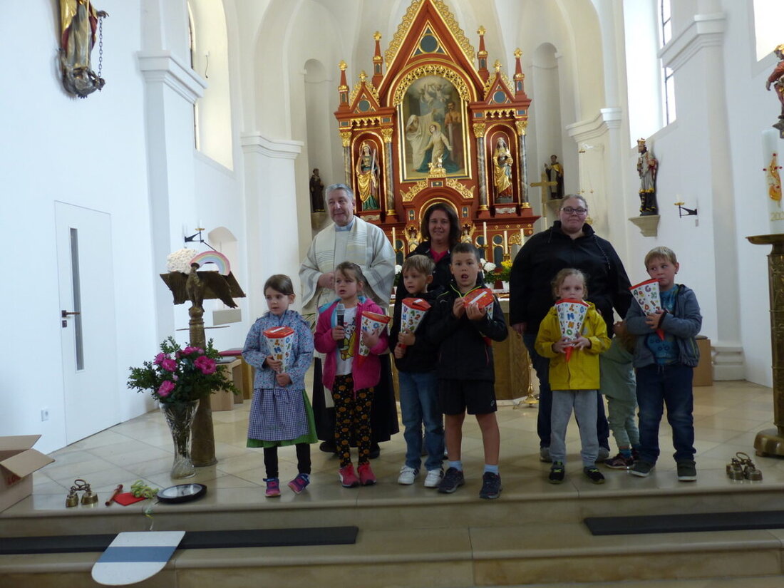 Leuchtenberg. Bei der Abschlussandacht im Kindergarten St. Johannes dankten Vorschulkinder für ihre Kindergartenzeit und erhielten Segen sowie Geschenke. Pfarrer Adam Nieciecki, der bald in Polen in den Ruhestand geht, wurde besonders gewürdigt.