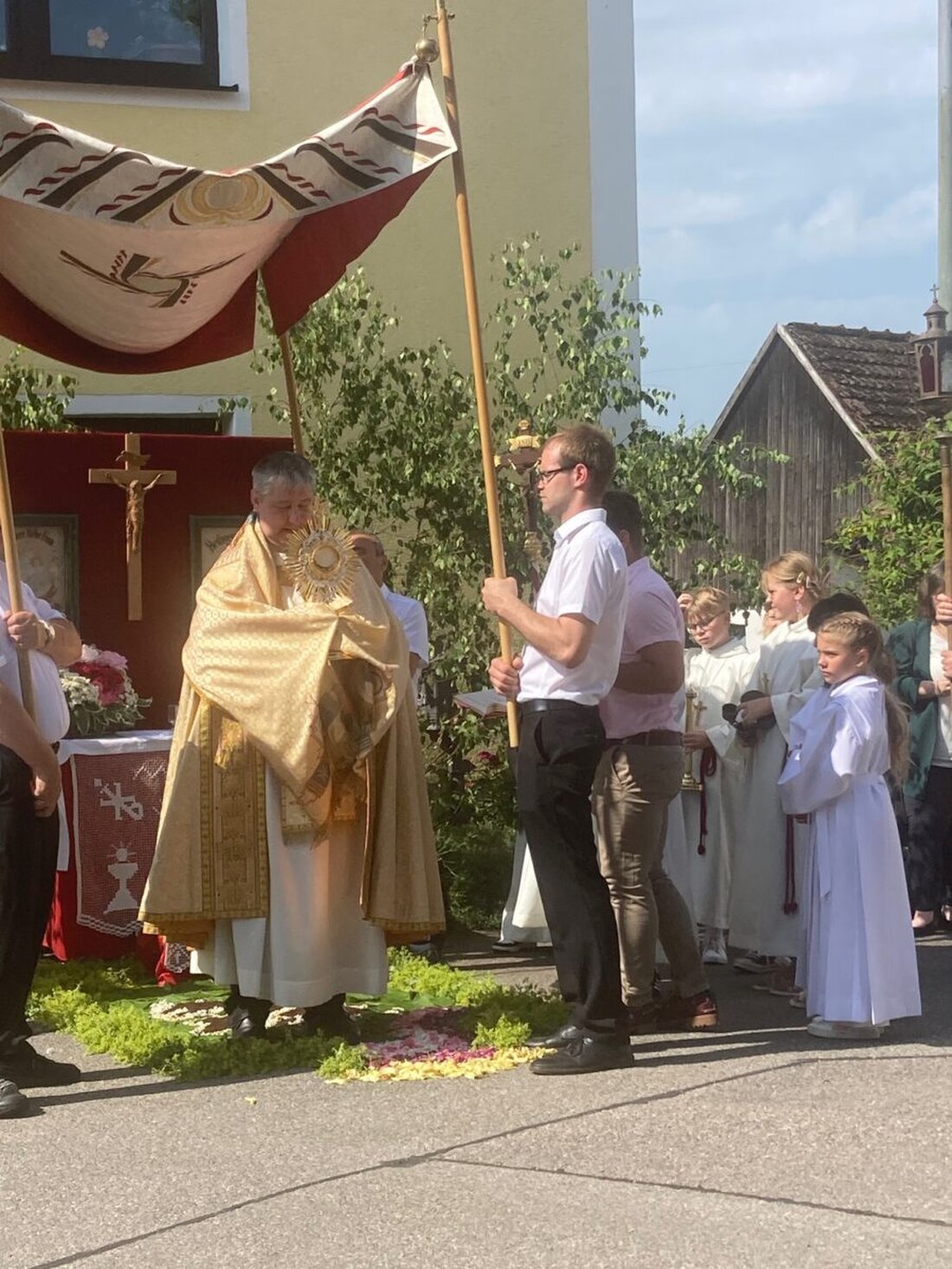 Döllnitz. Es war die letzte Fronleichnamsprozession für Pfarrer Adam Nieciecki in Döllnitz, er geht ab September in Ruhestand.