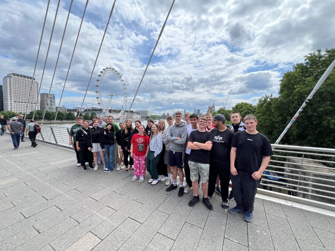 Vohenstrauß/London. Nach zwei Jahren Vorbereitung durch verschiedene Aktionen erlebte die Abschlussklasse M10 eine unvergessliche Reise nach London, inklusive Besuch des London Eye, Stadtrundgang und Musical. Sie finanzierten die Reise selbst und kehrten mit vielen neuen Eindrücken und einem stärkeren Gemeinschaftsgefühl zurück.