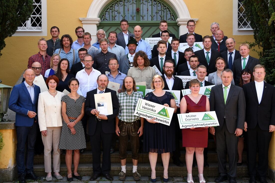 Almesbach. Grund zur Freude in Almesbach: 13 neue Agrarbetriebswirte und 21 geprüfte Natur- und Landschaftspfleger haben sich über ein Jahr hinweg auf ihre Abschlussprüfungen vorbereitet und diese mit Bravour gemeistert. [&hellip;]