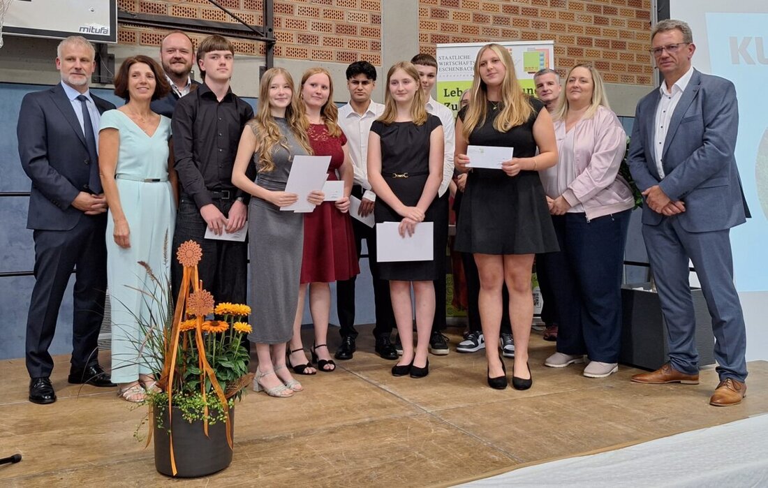 Eschenbach. Die Wirtschaftsschule verabschiedete in festlichem Rahmen ihren Abschlussjahrgang, alle 52 Prüflinge bestanden erfolgreich. Schul-, Lokalpolitik- und Wirtschaftsvertreter würdigten die Leistungen und motivierten die Absolventen für ihre Zukunft.