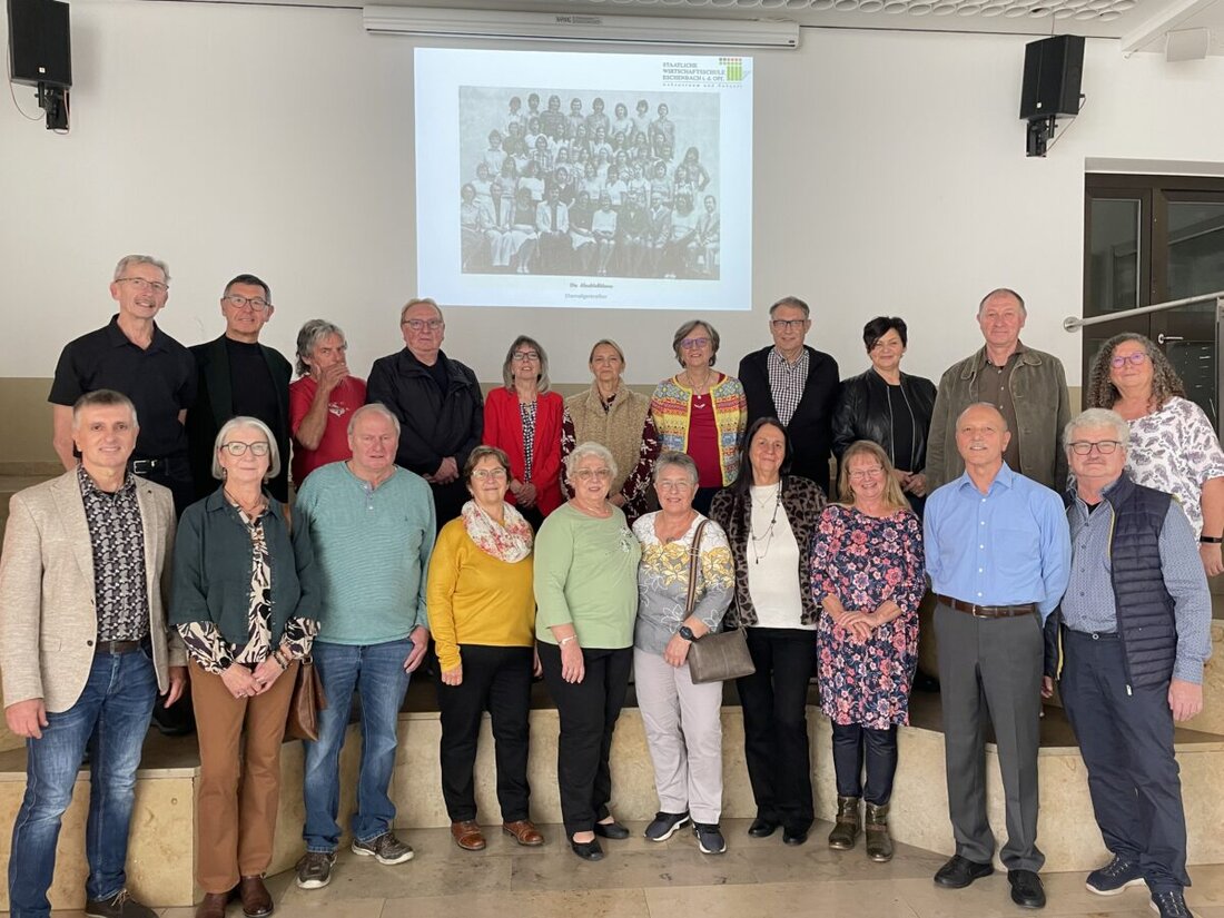 Eschenbach. 50 Jahre nach ihrem Abschluss feierte die Wirtschaftsschulklasse 1974/75 ein bewegendes Wiedersehen. Schulführung, Andacht und lebhafte Erinnerungen zeigten, wie vielfältig Wege seitdem verliefen.
