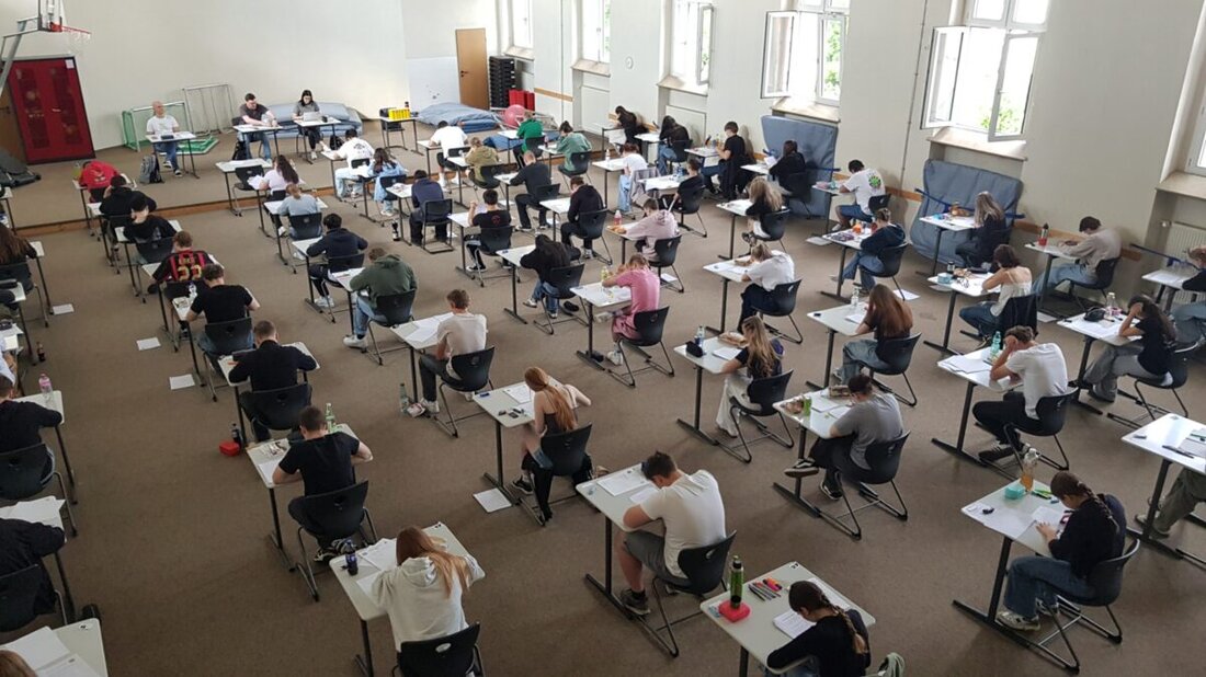 Weiden. Am Donnerstagmorgen starteten 66 Schülerinnen und Schüler der Wirtschaftsschule Weiden ihre schriftlichen Abschlussprüfungen mit Deutsch. Die Prüfungen bieten Themen wie die Anziehungskraft von Buchhandlungen, das Reisen und die Macht Künstlicher Intelligenz.