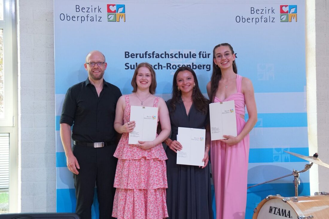Sulzbach-Rosenberg. 26 junge Musiktalente der Berufsfachschule für Musik haben bei der feierlichen Zeugnisübergabe ihren Abschluss gefeiert, begleitet von berührenden Auftritten, großem Applaus und vier Jahrgangsbesten.