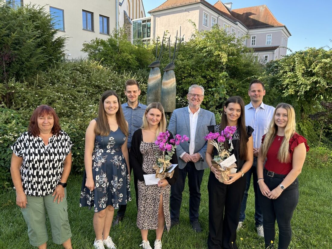 Schwandorf. Zwei Absolventinnen, Laura Prüfling und Tamara Wieland, wurden im Rathaus für ihre erfolgreichen Abschlüsse als Verwaltungsfachangestellte geehrt.