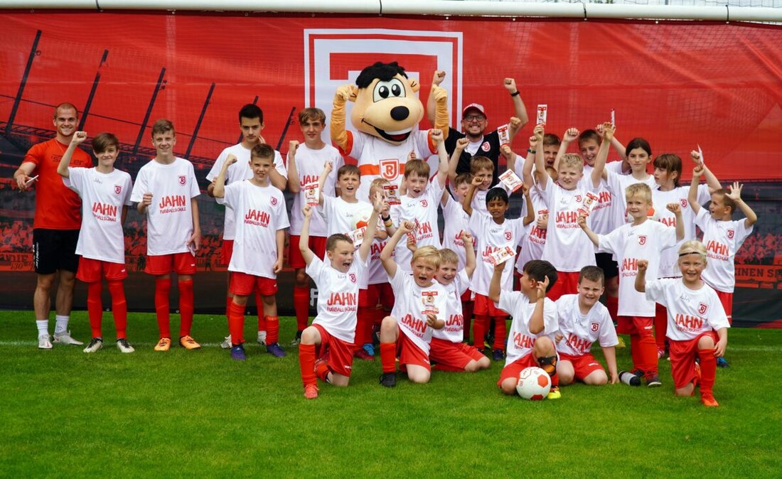 Rieden. Die Jahn-Fußballschule gastiert zum achten Mal beim 1. FC Rieden: Pfingstcamp vom 27. bis 29. Mai 2026 für Kinder von sechs bis 13 Jahren, wenige Restplätze. Anmeldung online, Betreuung von 10 Uhr bis 15.30 Uhr.