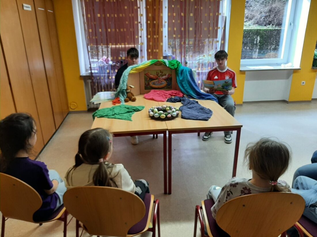 Erbendorf. Kurz vor den Osterferien organisierte die Klasse 8M der Grund- und Mittelschule Erbendorf ein Osterprojekt für drei FleGS-Klassen. Kinder bastelten, backten und malten gemeinsam und stärkten ihr Miteinander.