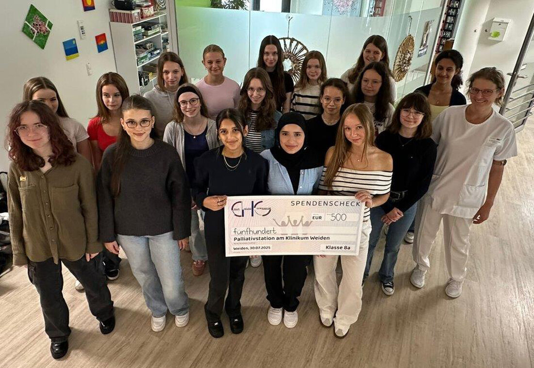 Weiden. Schülerinnen der Klasse acht a des Elly-Heuss-Gymnasiums sammeln mit Aktionen 500 Euro für die Palliativstation am Klinikum. Chefärztin Dr. Stephanie Kuchlbauer bedankt sich und führt die Gruppe durch den Alltag.