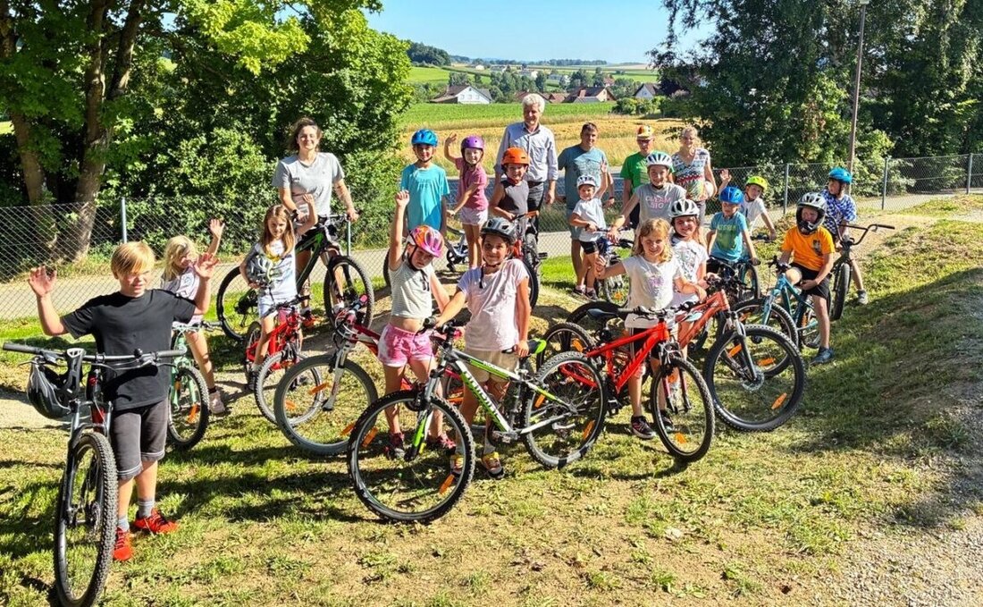 Floß. 20 Kinder erlebten beim Ferienprogramm des SPD-Ortsvereins am Pumptrack des Flosser Sportzentrums viel Spaß und Bewegung. Die Veranstaltung umfasste Wettbewerbe, bei denen die Kinder Geschick und Schnelligkeit mit ihren Rädern zeigten, unterstützt von freiwilligen Helfern und Spenden.