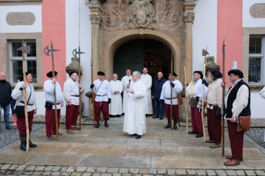 In Speinshart besuchten am zweiten Advent etwa 2.000 Menschen eine besondere Adventsveranstaltung im Kloster, wo Musik, Kunst und das Erlebnis der Weihnachtskrippe im Mittelpunkt standen. Es gab zahlreiche Attraktionen wie eine "Lebendige Krippe", Adventsmusik und Weihnachtsbäckerei.