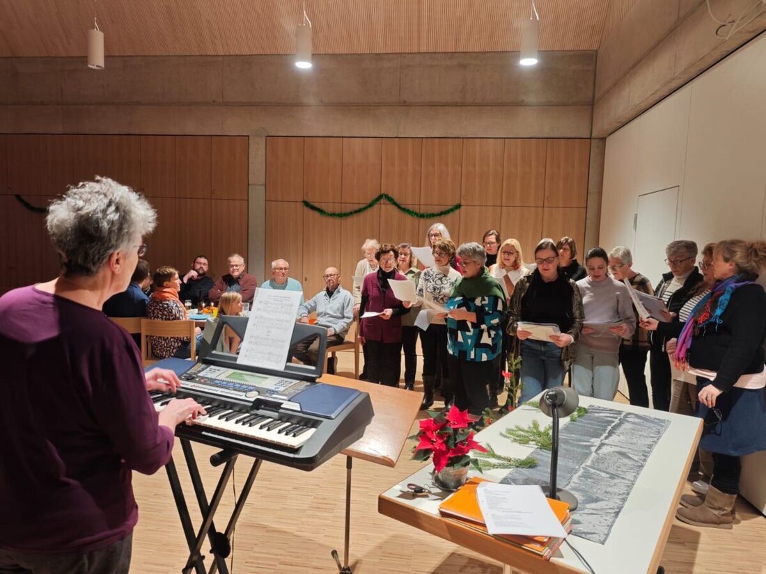 Weiden. Der Kirchenchor St. Konrad gestaltete die Vorabendmesse zum Ersten Advent und feierte danach im neuen Pfarrheim. Chorleiterin Angela Sauer begrüßte viele Gäste, und Maxi Karl berührte mit Gedanken zur Herbergssuche.