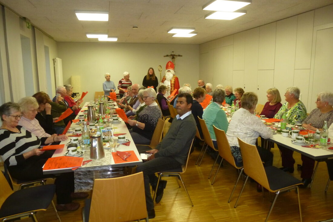Kaltenbrunn. Senioren genossen eine Adventfeier mit Liedern und Gedichten, die von Solidarität und menschlicher Wärme handelten. Der Nikolaus besuchte die Veranstaltung und verteilte Erdbeer-Marmelade.