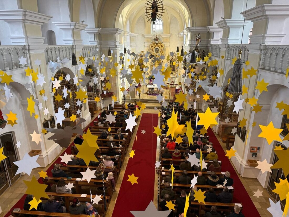 Eslarn. In der Adventszeit erwartet die Kirchenbesucher in der Pfarrkirche „Mariä Himmelfahrt“ neben den vielen Kerzen und einem großen Adventskranz ein beeindruckender Sternenhimmel. 