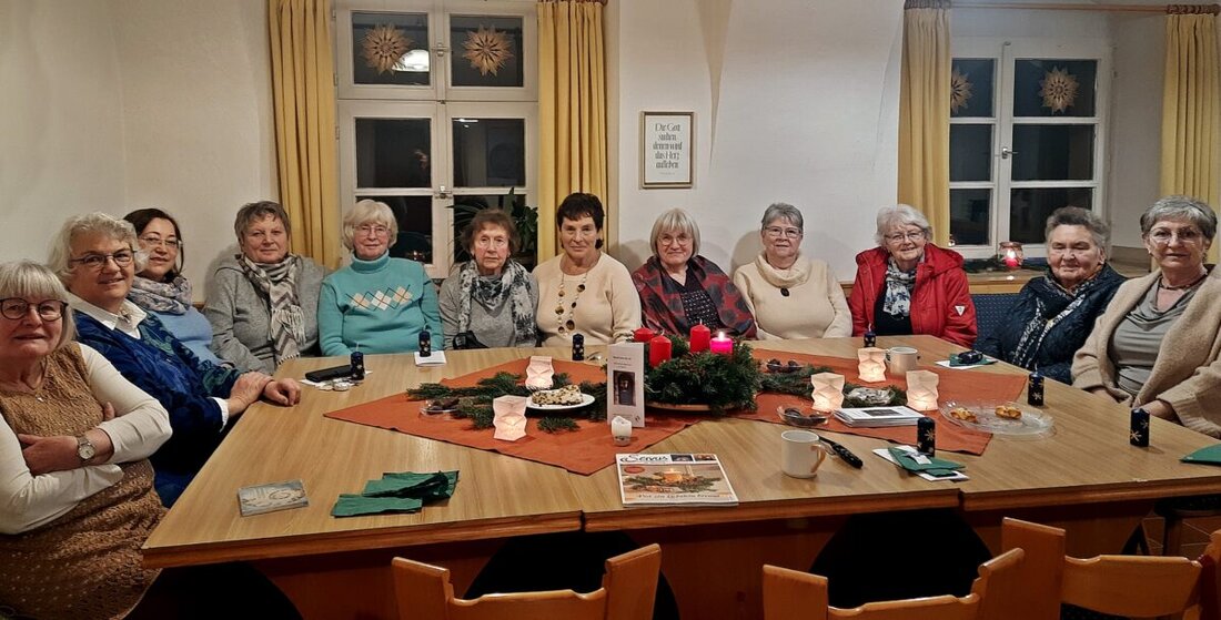 Neunkirchen. Der Ökumenische Frauentreff teilte Geschichten über "Macht hoch die Tür" und "Stille Nacht", sang zusammen und bastelte Weihnachtskerzen.