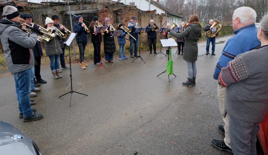 Floß. Der evangelische Posaunenchor bringt mit dem Dorfblasen adventliche Musik in die Ortsteile und weckt Vorfreude, besonders bei Kindern. Am zweiten Advent leitete Tanja Riedel Auftritte in Höfen und Boxdorf.