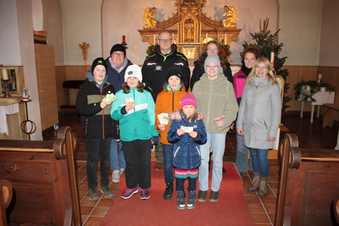 Zessau. Beim besinnlichen Adventsabend in der Herz-Jesu-Kirche sammelte die Dorfgemeinschaft 370 Euro für Hilfe für Anja. Bettina Heining, Katrin Heinlein und Bernadette Haas übergaben an Michael und Christine Sporrer.