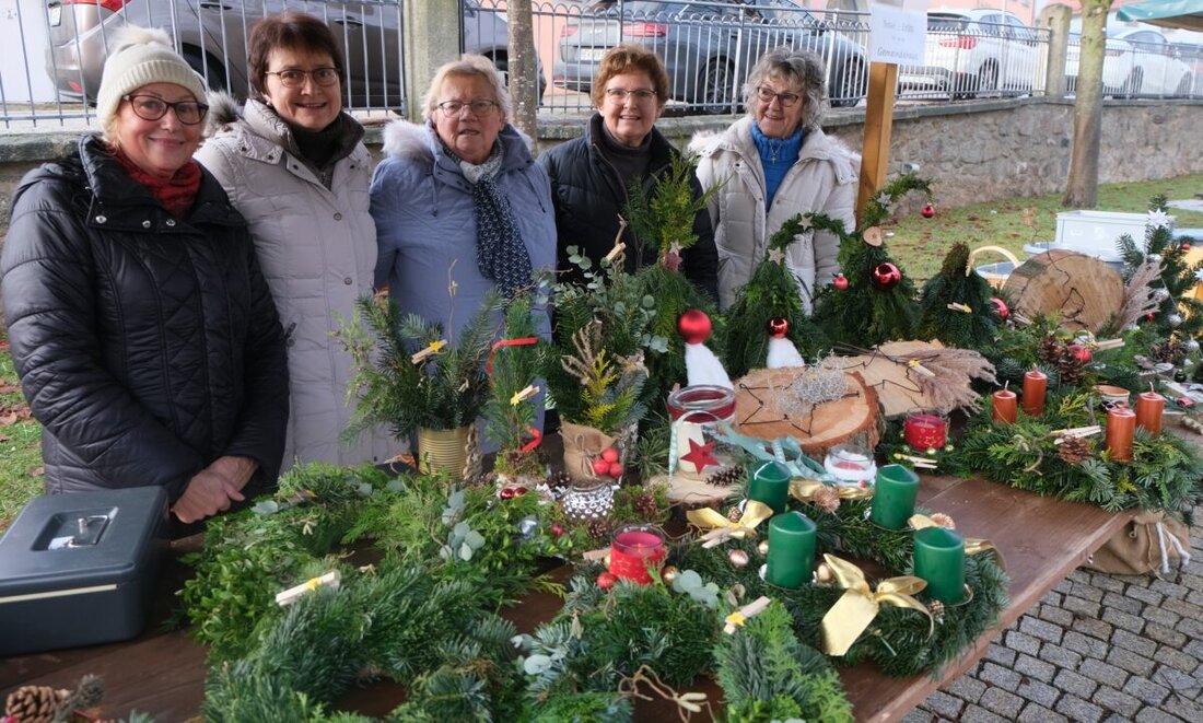 Floß. Der Adventsbasar des Evangelischen Frauenbundes begeisterte viele Besucher und stimmte auf die Weihnachtszeit ein. Auf dem festlich geschmückten Marktplatz lockten Kränze, Gebäck und Punsch, dazu spielte der Posaunenchor.