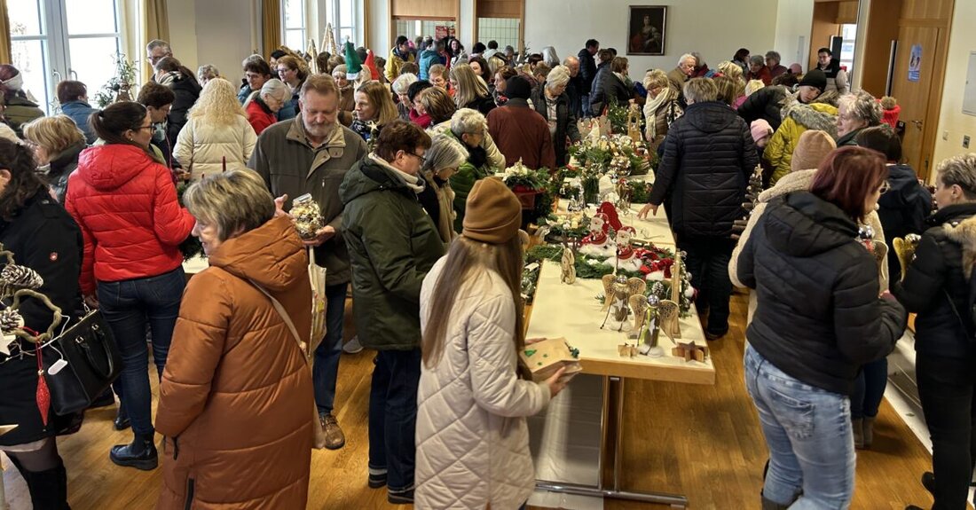 Immenreuth. Beim Advents- und Weihnachtsbasar im Herz-Jesu-Pfarrheim wurden selbstgemachte Holzarbeiten und Dekorationen verkauft, dessen Erlös der Mission und Orgelsanierung zugutekommt.