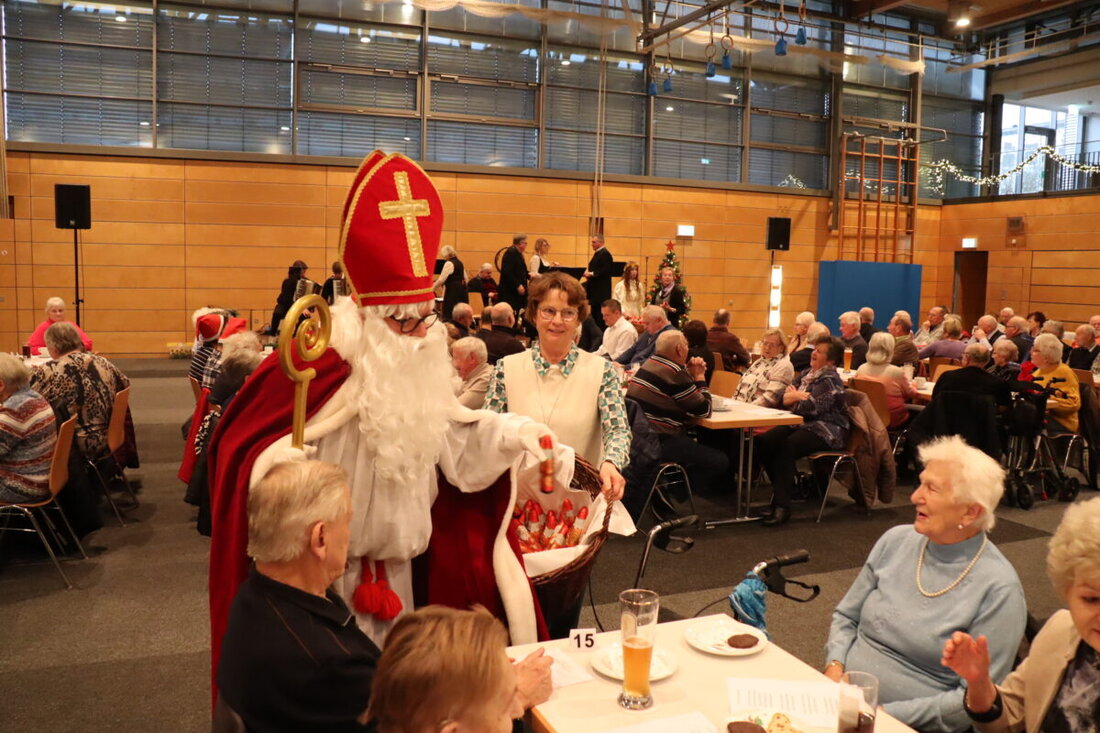 Burglengenfeld. Am vergangenen Wochenende genossen Senioren eine traditionelle Adventsfeier in der Stadthalle, begleitet von Musik, Geschichten und Weihnachtsleckereien. Der Nikolaus und das Christkind verteilten Geschenke, sorgend für Freude und besinnliche Stimmung unter den Gästen.