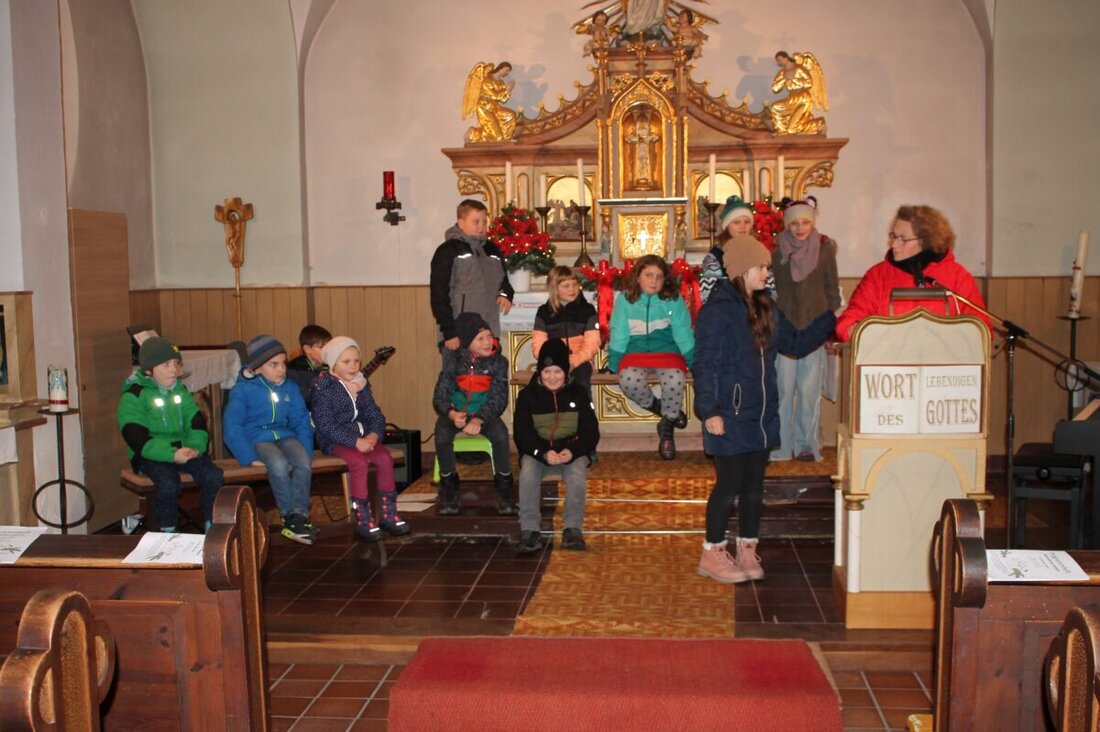 Trabitz. Die Zessauer und Weihersberger Vereine organisierten eine stimmungsvolle Adventsfeier, die mit Spiel, Musik und Gedichten die Besucher begeisterte und Spenden für Defibrillatoren sammelte.