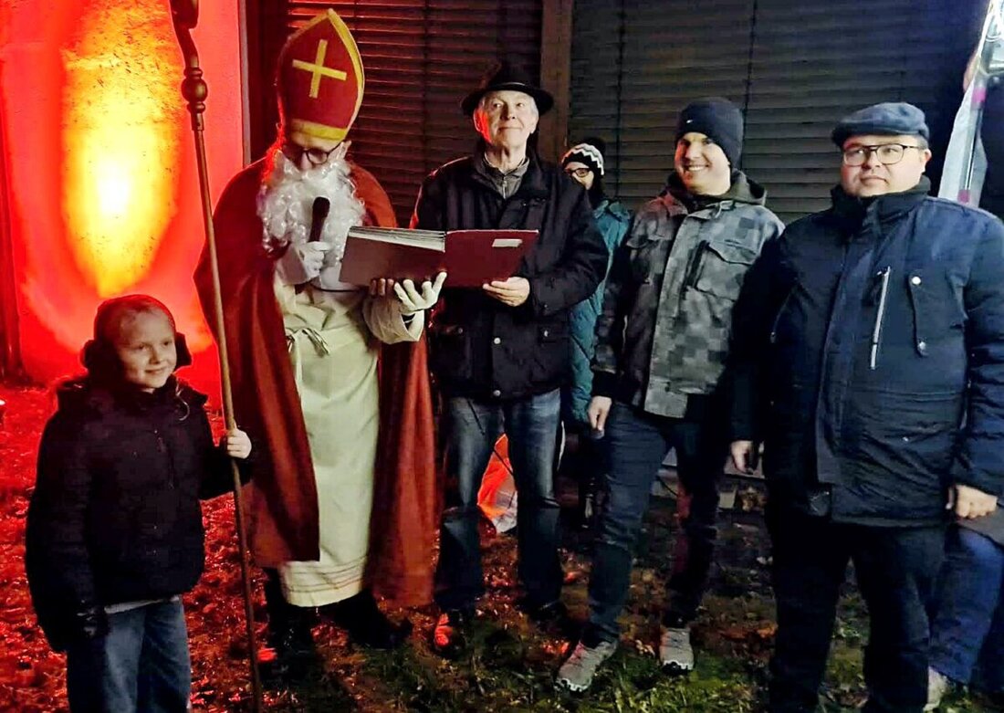 Weiden. Bei einer Adventsfeier im Pfarrgarten verkauften EAW-Siedler und KAB St. Konrad Glühwein und Kartoffelsuppe für den Kindergarten St. Markus; der Nikolaus besuchte die Kinder.