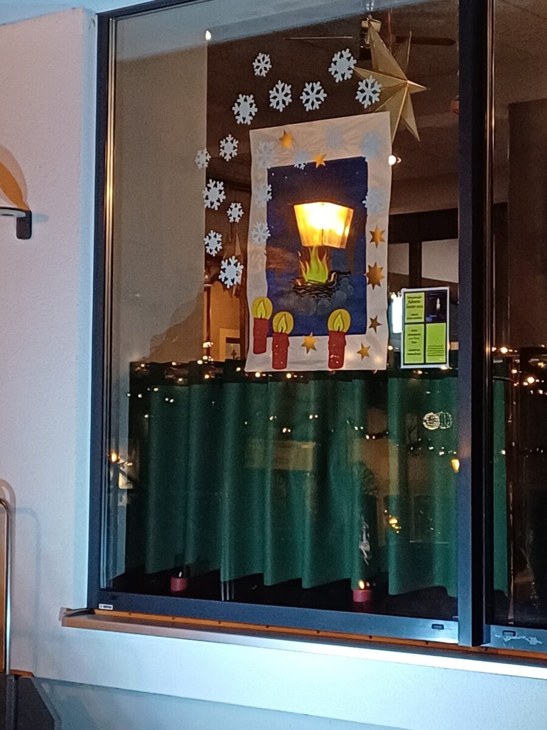 Vohenstrauß. Der Ökumenekreis lädt samstags um 17 Uhr zum Adventsfenster am Marktplatz ein, mit Andachten und Gemeinschaft. Letzte Gelegenheit an der neuen Stadtbücherei.