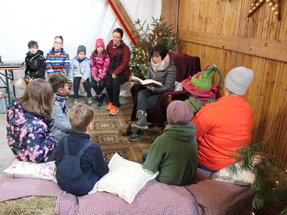 Trabitz. Ein Adventsfest auf der Gänsmühle bot kreative Aktivitäten für Familien, darunter das Mischen von Wintertee und das Basteln von Weihnachtsdeko.