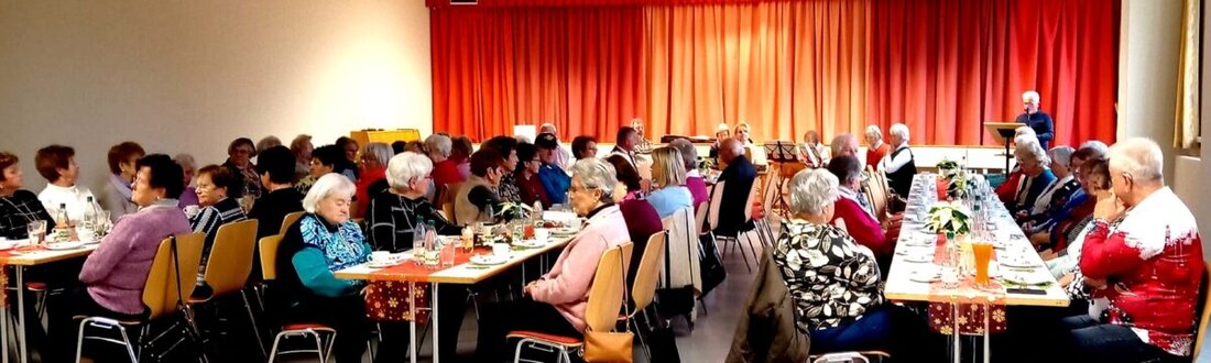 Schirmitz. Ein adventlicher Nachmittag der Pfarrei-Senioren füllte den festlich geschmückten Pfarrsaal mit vielen Gästen, Liedern der Kinder und besinnlicher Musik. Gemeinschaft, Wärme und schnelle Hilfe prägten die Feier.