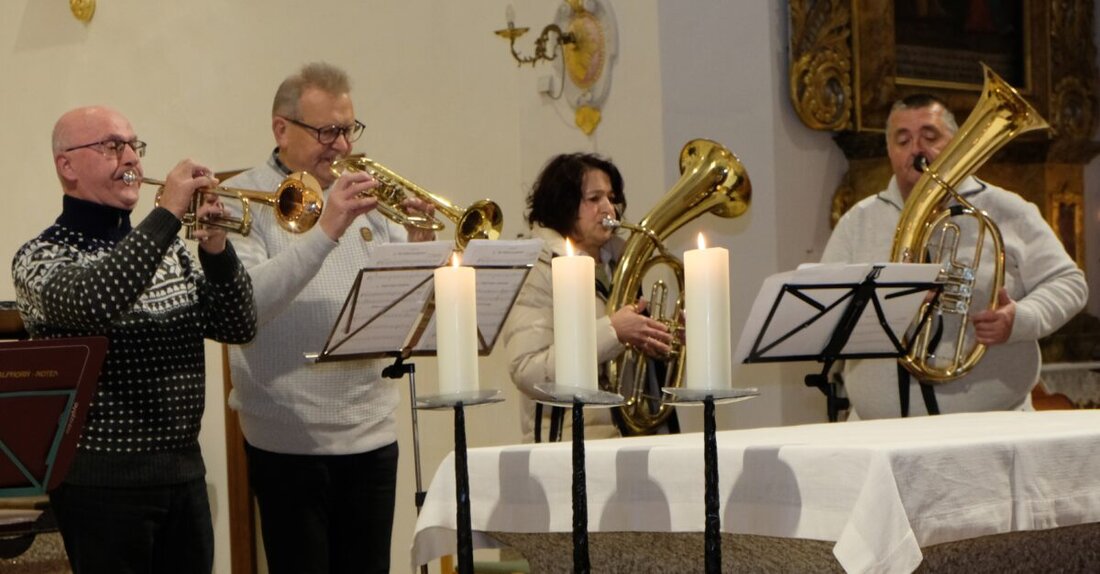 Floß. Am Dienstag, 2. Dezember, lädt die Volksbank-Raiffeisenbank Nordoberpfalz um 19 Uhr zum 10. Adventssingen ein. Ort ist die Pfarrkirche St. Johannes der Täufer. Eintritt frei; Spenden gehen an örtliche Vereine.