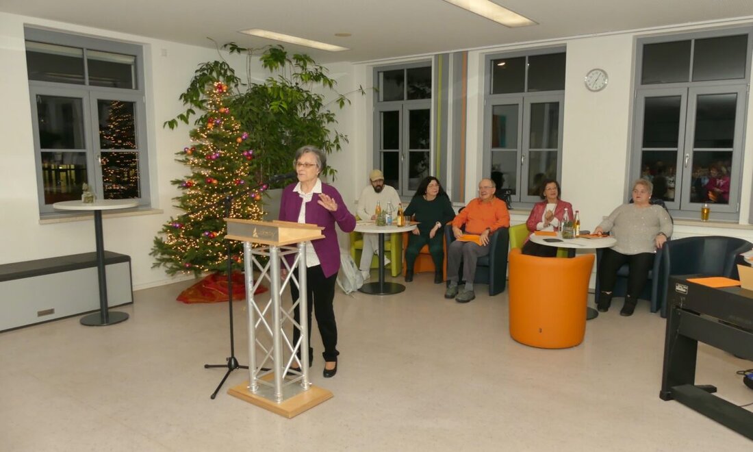 Wackersdorf. Die Adventslesung der Sonntagsdichter lockte etwa 50 Zuhörer ins Mehrgenerationenhaus, beeindruckt durch Vielfalt und Qualität der Beiträge. Veteran Fritz Buchfink, Neu-Sonntagsdichter Fabian Raith, und andere trugen mit ernsten und heiteren Texten zu einem gelungenen Abend bei.