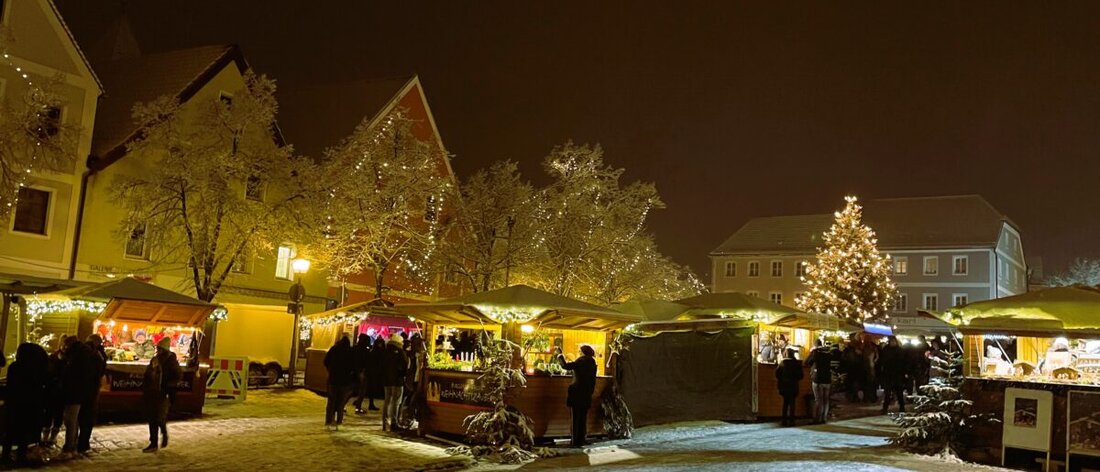 Burglengenfeld. Am Wochenende findet der Adventsmarkt in der Altstadt mit kulinarischen Highlights und Live-Musik statt. Es gibt auch ein Bühnenprogramm und spezielle Angebote für Kinder.