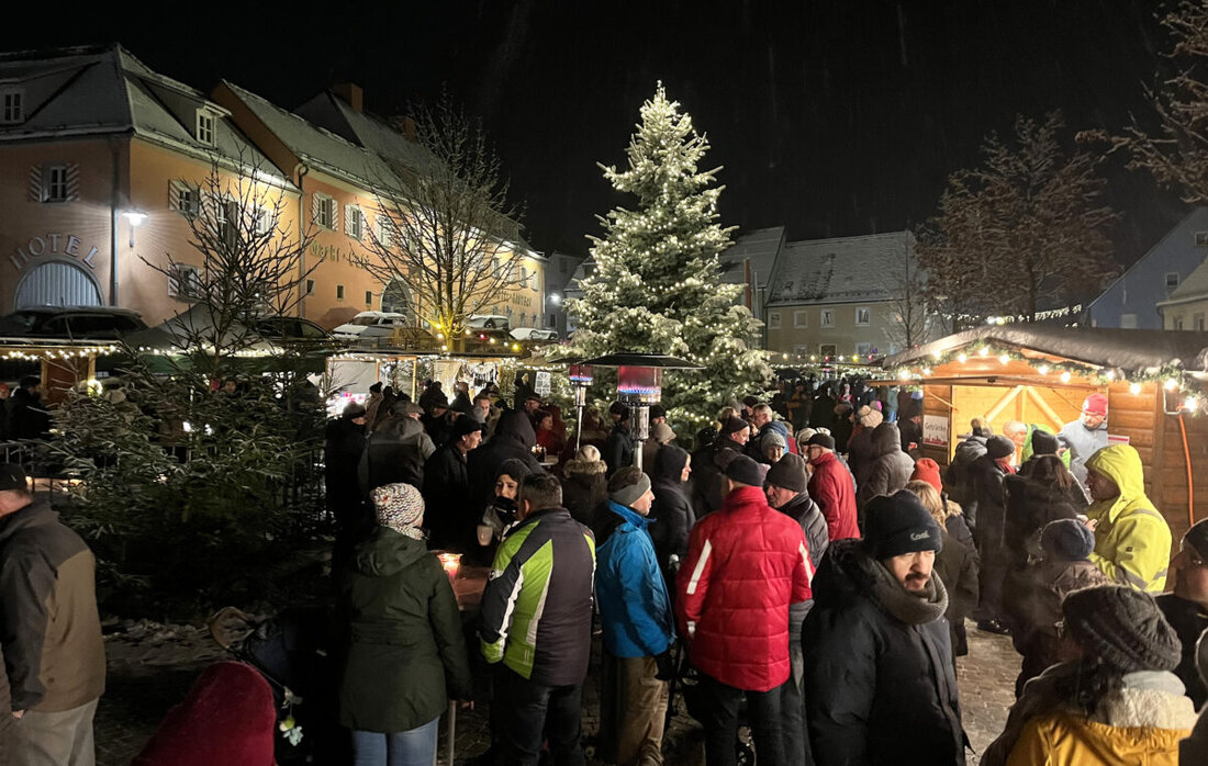 Floß. Der 9. Adventsmarkt der Frauen-Union erwartet am 29. November ab 16 Uhr hunderte Besucher mit Lichtern, Glühwein und Gesang. Der Marktplatz im Ortszentrum verwandelt sich in eine vorweihnachtliche Kulisse.