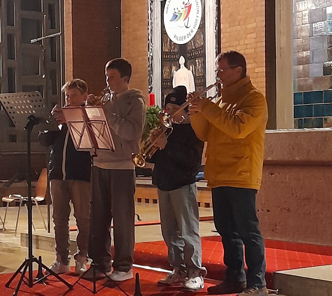 Grafenwöhr. Mit Gitarren- und Trompetenklängen wurden Besucher der Adventsmesse in der Friedenskirche eingestimmt. Am nächsten Sonntag erfolgt eine ähnliche musikalische Einstimmung in der Katholischen Kirche "Herz Mariä" Gmünd.
