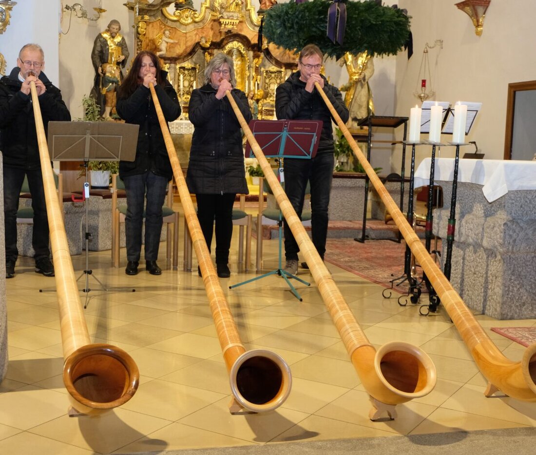 Floß. Das 9. Adventssingen in der Pfarrkirche St. Johannes der Täufer bot musikalische und rhetorische Beiträge zur Adventszeit. Spenden des Abends unterstützten die Kindertagesstätte St. Johannes Maria Vianney.