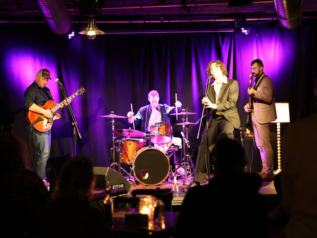 Parkstein. Am zweiten Adventswochenende verwandelt sich das Marktcafé Hyggli in einen Ort voller Wärme und Lichterglanz. Samstagabend spielt die Band Platonow entspannte Indiepop-Songs; Konzertbeginn 20 Uhr, Eintritt frei.