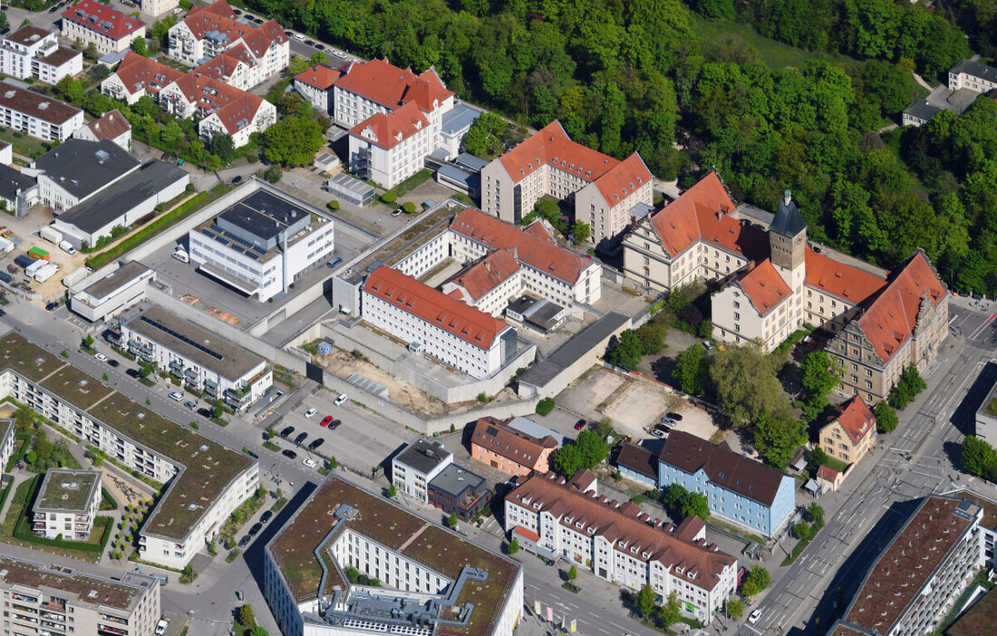 Regensburg. Eine 38-jährige Justizvollzugsbeamtin sitzt wegen des Verdachts auf Bestechlichkeit und Drogenhandel in Untersuchungshaft. Am 28. Dezember stellten Ermittler 24 Mobiltelefone und Drogen sicher.