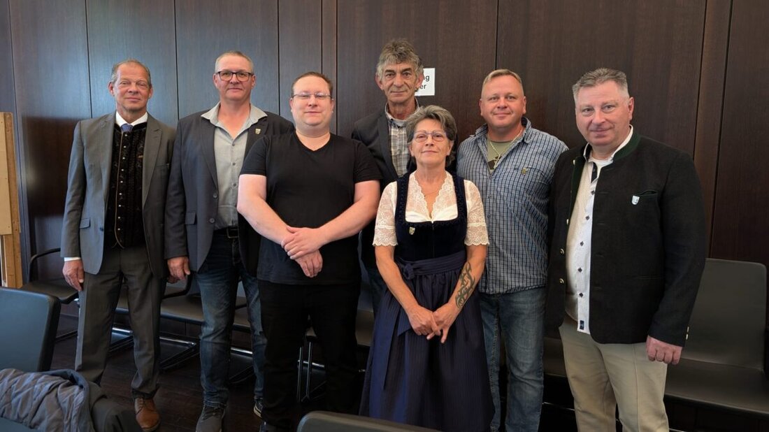 Tirschenreuth. Erstmals stellt die AfD eine Fraktion im Kreistag; die konstituierende Sitzung war am 18. Mai 2026, Beginn der Wahlperiode 2026 bis 2032. Sie kündigt sachliche, bürgernahe Opposition und strikte Sparsamkeit an.