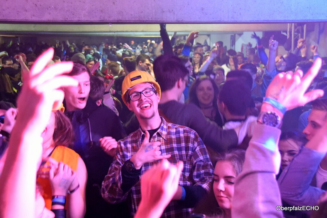 Neustadt/WN. Heiße Beats, friedliche Besucher und einfach nur Feiern, Feiern und nochmal Feiern. Von der After-Zug-Party sind Besucher und Veranstalter gleichermaßen begeistert. „Germans are the best“, sagt Prinz Justin I. [&hellip;]