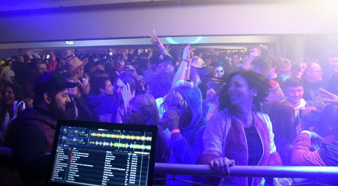 Neustadt/WN. Während während des Faschingszugs noch friedliche Stimmung in Neustadt herrschte, änderte sich das dann bei der After-Zug-Party allmählich. Die Polizei hatte alle Hände voll zu tun. Vor allem Betrunkene [&hellip;]