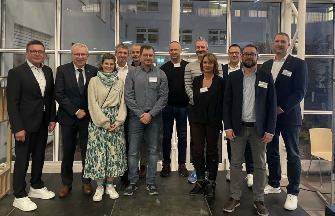 Weiden. Am Mittwoch brachte der Fachtag "Ausbildung Hand in Hand" in der Agentur für Arbeit Weiden rund 100 Arbeitgeber zusammen, um Lösungsansätze für die Gewinnung und Bindung von Auszubildenden zu diskutieren. Die Veranstaltung betonte die Bedeutung von Ausbildung, Unternehmenskultur und Employer Branding in turbulenten Zeiten.