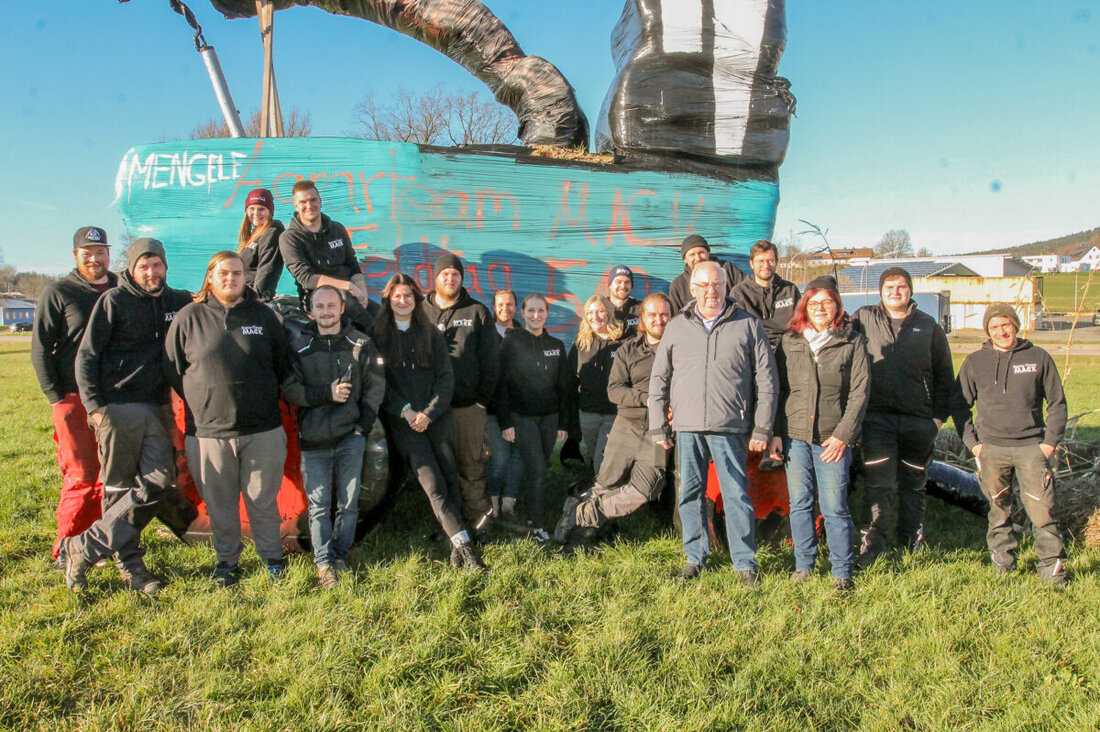 Waidhaus. Herbert Putzer dankt dem Agrar-Team Mack für eine Spende von 2000 Euro an die Kinderkrebshilfe Oberpfalz Nord.