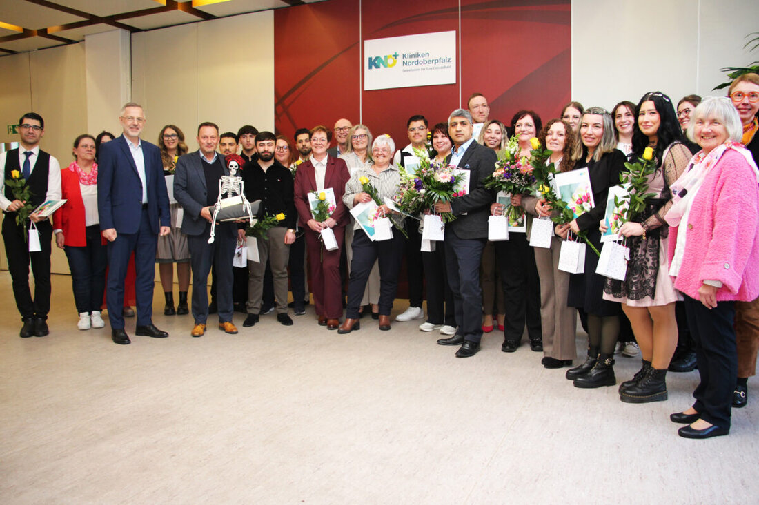 Weiden. An der Berufsfachschule für Krankenpflegehilfe in Neustadt/WN haben 21 Frauen und Männer nach einjähriger Ausbildung die Prüfung bestanden. Viele sind Seiteneinsteiger über 50; 18 bleiben dem Verbund treu.