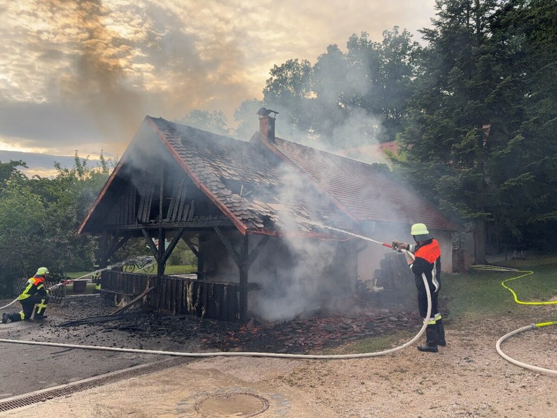 Hahnbach. Ein E-Bike-Akku entzündete in einer Doppelgarage einen Großbrand. Feuerwehren löschten rasch, verhinderten ein Übergreifen; Sachschaden rund 250.000 Euro, keine Personenschäden.