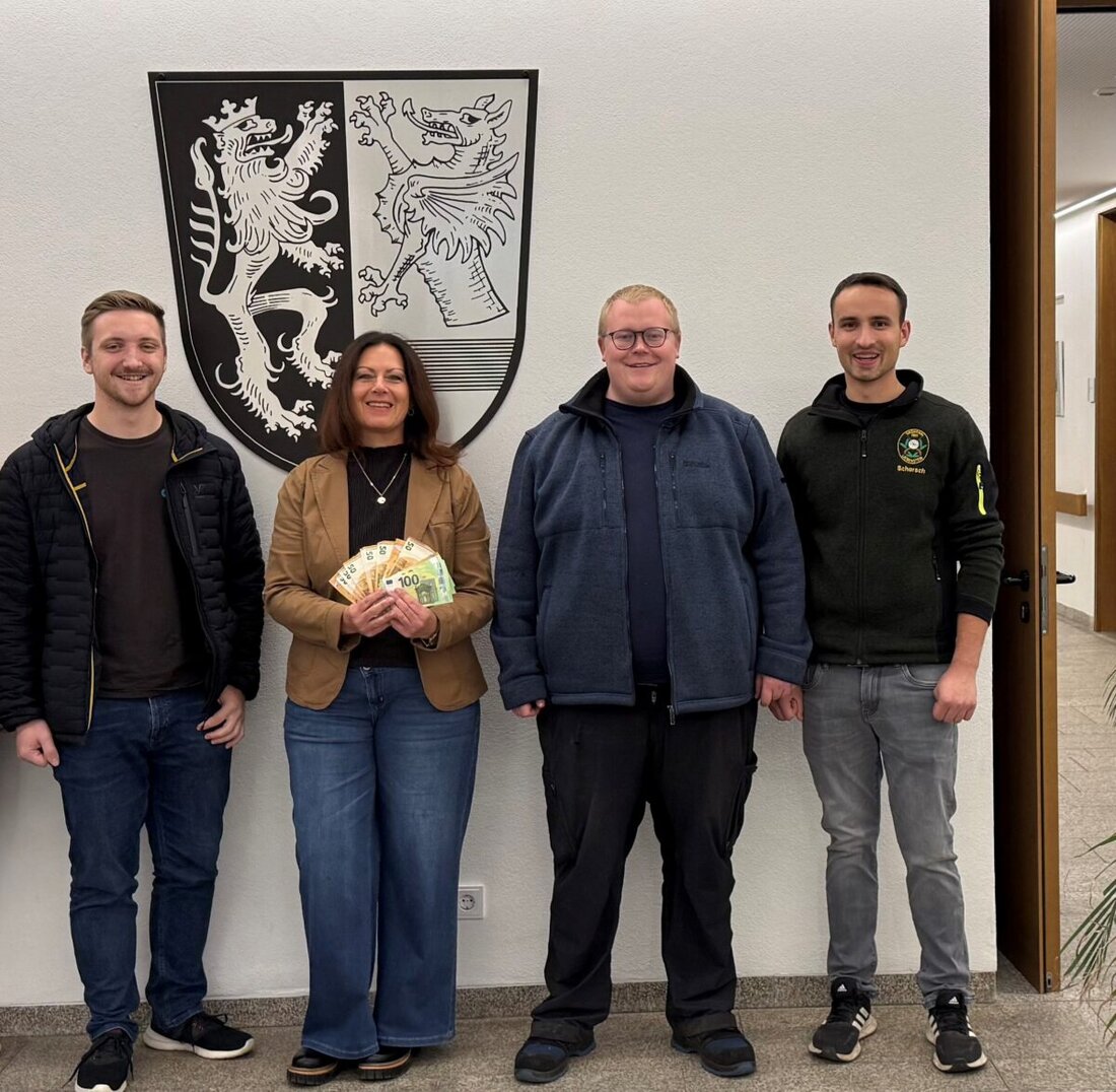 Tirschenreuth/Stein. Die KLJB Stein hat der Aktion Lichtblicke 850 Euro gespendet. Am 25. Oktober 2025 sammelten die Jugendlichen zwischen 13 und 17 Uhr bei Laubrechen, Autowaschen und Gartenarbeiten Spenden für Familien in Not.