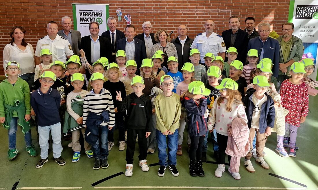 Weiden. Auftakt der Verkehrswacht-Aktion an der Hans-Schelter-Grundschule mahnt zu sicheren Schulwegen, mit verstärkten Polizeikontrollen und 44 gelben Mützen für Erstklässler.