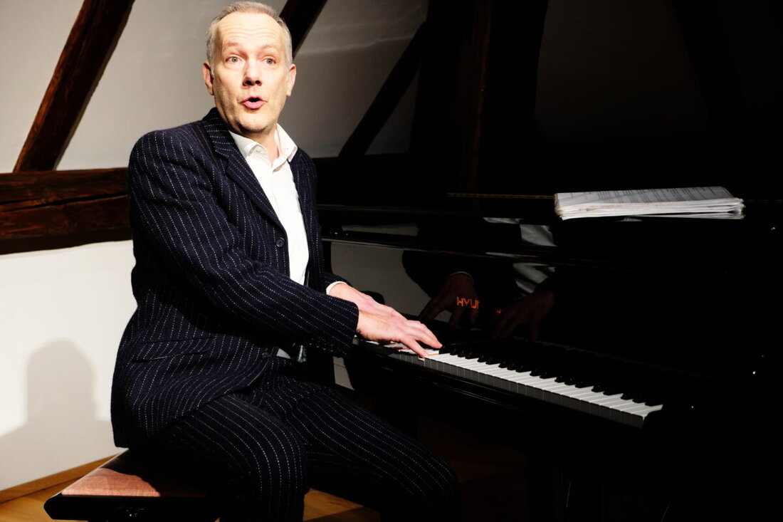 Eschenbach. Chansonnier Johannes Kirchberg begeisterte in der Stadtbibliothek im Musiksaal mit feinem Humor und Liedern nach Erich Kästner. Die Verse: erschreckend aktuell.